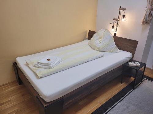 A bed or beds in a room at BullsLiving Seeapartment 1 AM CORSO