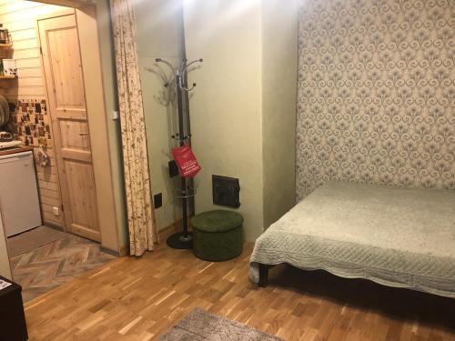 a small bedroom with a bed and a kitchen at Posti Old Town Apartment in Viljandi