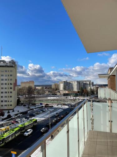 uma vista para um parque de estacionamento a partir da varanda de um edifício em Żołnierska Olsztyn em Olsztyn