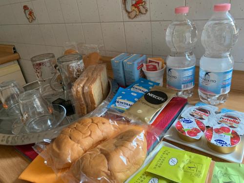 eine Theke mit Brot, Wasserflaschen und Milchflaschen in der Unterkunft Appartamenti Paradiso in Macerata