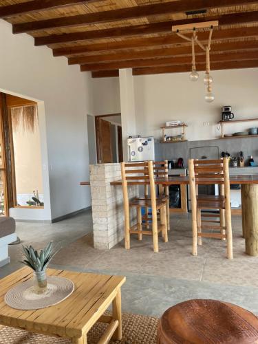 kuchnia i salon ze stołem i krzesłami w obiekcie Villas turrutela w mieście Los Órganos