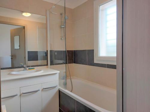 une salle de bain avec un lavabo, une baignoire et une douche dans l'établissement VILLA DE BELGODERE LOZARI, à Belgodère