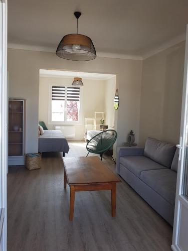 un salon avec un canapé et une table basse dans l'établissement EOLE - Maison Saint Jean de Monts - 2 pièces - 4 personnes, à Saint-Jean-de-Monts