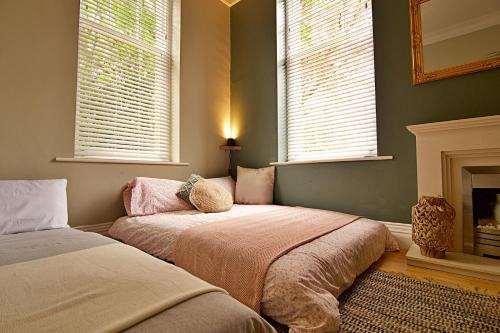 מיטה או מיטות בחדר ב-'Malverne' at stayBOOM