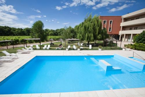 Vista Flores的住宿－弗恩特馬約爾賭場酒店，一座大型蓝色游泳池,位于大楼旁边