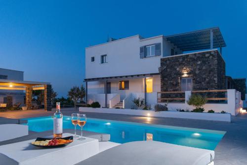 Φωτογραφία από το άλμπουμ του Golden Sunrise Suites in Santorini στο Καμάρι