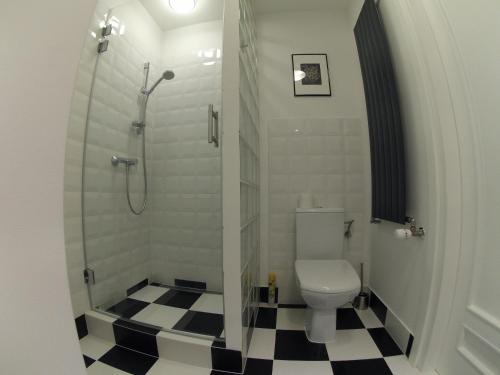 Kúpeľňa v ubytovaní Apartament Black & White w Centrum Gdyni III