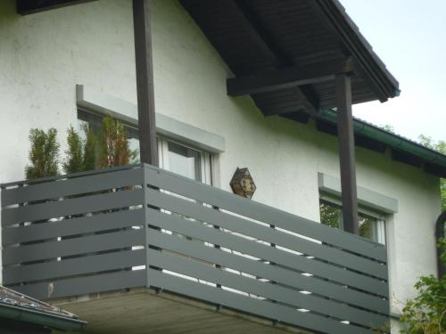 a house with a fence on the porch at Ferienwohnung zur Altmühl in Pappenheim