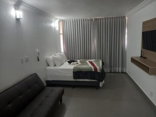 een slaapkamer met een bed met een kat erop bij Apartamento 1011 in Goiânia