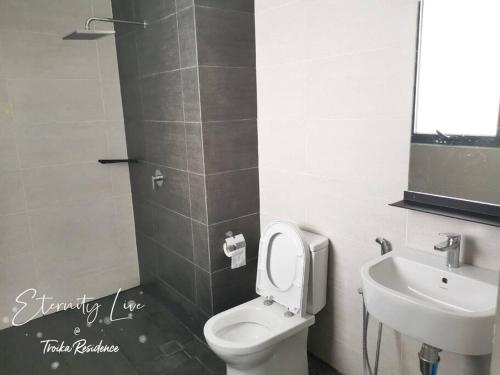 ein Bad mit einem WC und einem Waschbecken in der Unterkunft Eternity Live2@ Troika Residence Kota Bharu-1B4Pax in Kota Bharu
