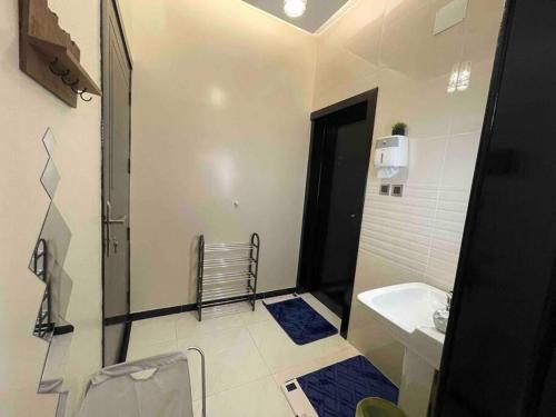 a bathroom with a shower and a toilet and a sink at الجوهرة الزرقاء بجوار قرية السماء - سما أبها in Abha