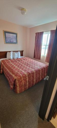 Ένα ή περισσότερα κρεβάτια σε δωμάτιο στο Mackinaw Budget Inn