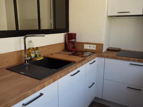 Photo de la galerie de l'établissement Maison 3 étoiles au centre des Sables d'Olonne avec accès plage, Wifi et garage - FR-1-197-519, à Les Sables-dʼOlonne