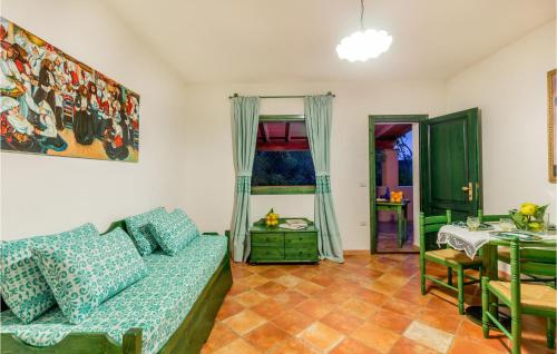 Posezení v ubytování 1 Bedroom Amazing Apartment In Orosei