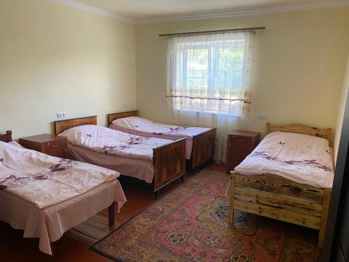 Un pat sau paturi într-o cameră la Karine B&B