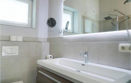 ein weißes Badezimmer mit einem Waschbecken und einem Spiegel in der Unterkunft Stunning Home In Wallendorf With 2 Bedrooms And Wifi in Wallendorf
