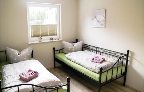 1 Schlafzimmer mit 2 Betten und einem Fenster in der Unterkunft 2 Bedroom Stunning Home In Rostock-rvershagen in Rövershagen