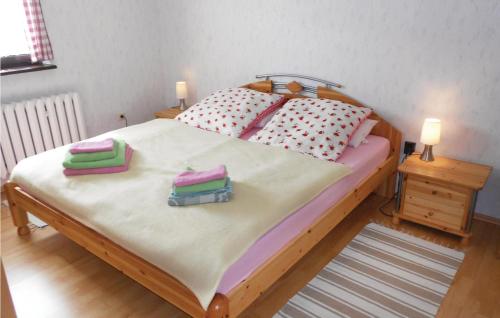 ein Schlafzimmer mit einem Bett mit zwei Handtüchern darauf in der Unterkunft Amazing Apartment In Koserow With Kitchen in Ostseebad Koserow