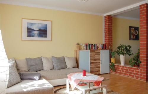 Posezení v ubytování Cozy Apartment In Rostock With Wifi