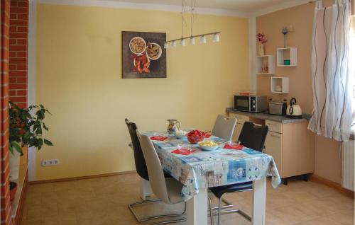 Fotografie z fotogalerie ubytování Cozy Apartment In Rostock With Wifi v Rostocku
