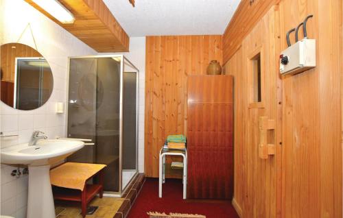Kupatilo u objektu 2 Bedroom Amazing Apartment In Portoroz