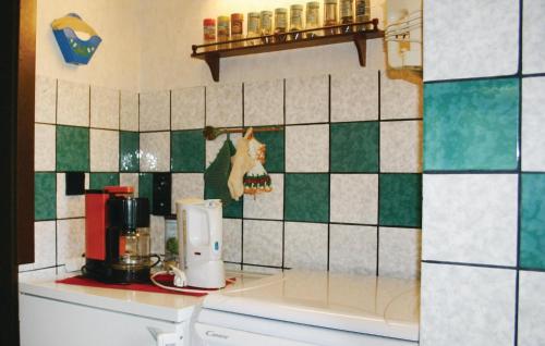 eine Küche mit einer Kaffeemaschine auf der Theke in der Unterkunft Ferienhaus Kreuzweg B in Fischbach