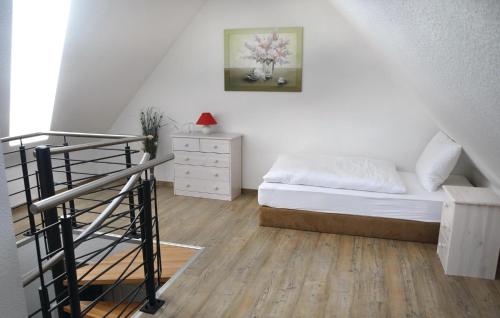 KaschowにあるGolfpark Strelasundの小さなベッドルーム(ベッド1台、階段付)