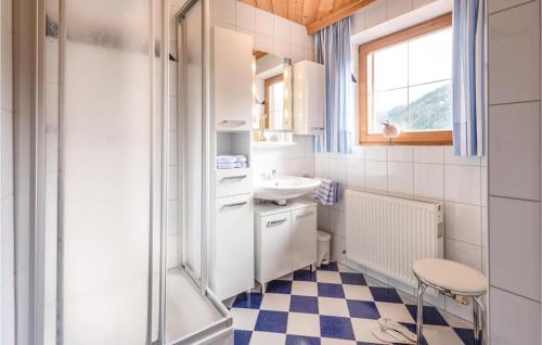 ドルフガシュタインにあるBeautiful Apartment In Dorfgastein With 2 Bedrooms And Wifiの小さなバスルーム(洗面台、トイレ付)