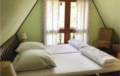 Cama en habitación con ventana en 2 Bedroom Lovely Home In Lbtheen en Probst Jesar