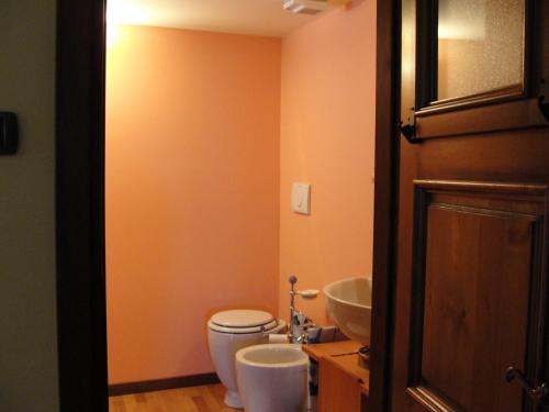 Madonna del SassoにあるGinettaのバスルーム(トイレ、洗面台付)