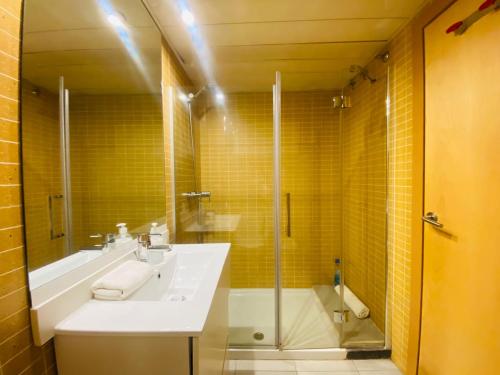 a bathroom with a sink and a shower at RELAX APARTAMENTO Playa Fenals in Lloret de Mar