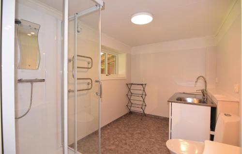 y baño con ducha y lavamanos. en 2 Bedroom Nice Home In motfors en Åmotsfors