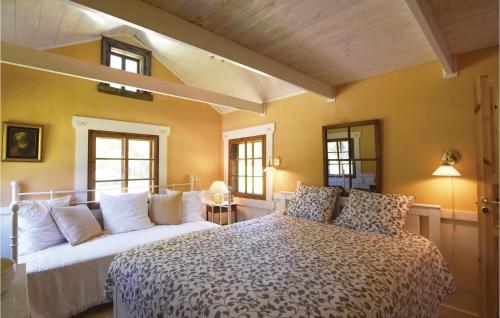 - une chambre avec un lit et un canapé dans l'établissement Amazing Home In Lur With Wifi, à Lur