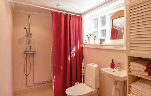 La salle de bains est pourvue d'un rideau de douche rouge et d'un lavabo. dans l'établissement Amazing Home In Lur With Wifi, à Lur