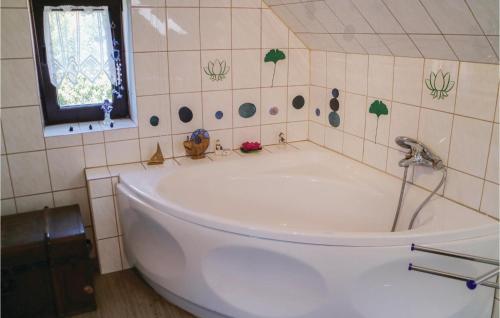 Ein Badezimmer in der Unterkunft Stunning Apartment In Rankwitz With Wifi