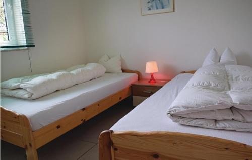 dos camas sentadas una al lado de la otra en una habitación en Lovely Home In Gerolstein-hinterhaus, With Kitchen, en Hinterhausen