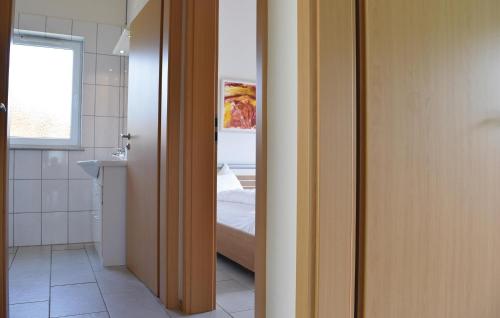 - Baño con puerta que conduce a un dormitorio en Lovely Home In Gerolstein-hinterhaus, With Kitchen, en Hinterhausen