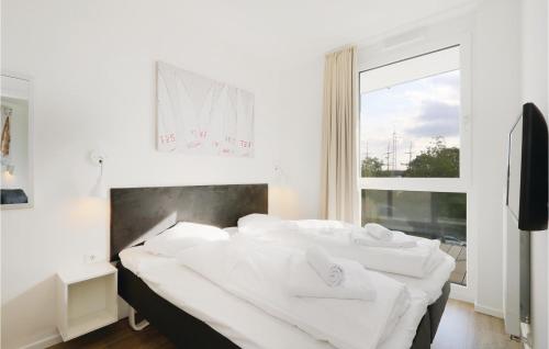 トラフェミュンデにあるGorgeous Apartment In Lbeck Travemnde With Saunaの白いベッドルーム(大型ベッド1台、白い枕付)