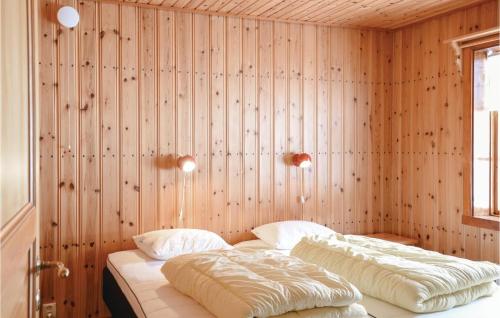 2 camas en una habitación con paredes de madera en Pet Friendly Home In Sysslebck With House A Mountain View en Sysslebäck