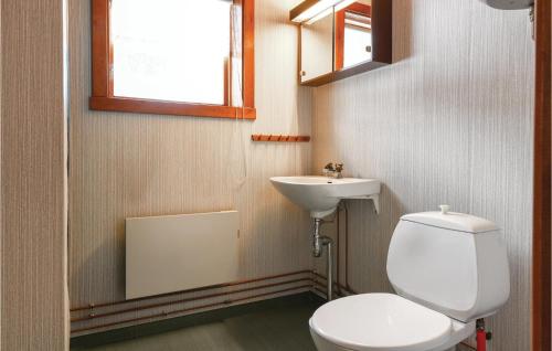 A bathroom at Pet Friendly Home In Sysslebck With House A Mountain View