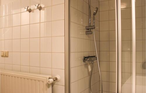 La salle de bains est pourvue d'une douche avec un tuyau. dans l'établissement Kwikstaart, à Oudemirdum