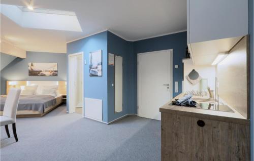 ダゲビュルにあるGorgeous Apartment In Dagebll With Kitchenetteのベッドルーム1室(ベッド1台、シンク付)、バスルーム1室が備わります。