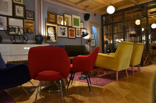 Ruang duduk di Browns Central Hotel