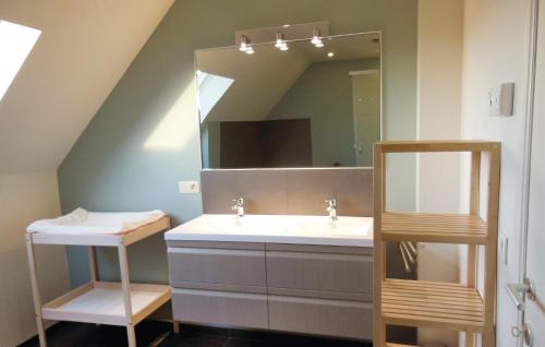 a bathroom with a sink and a mirror at Lieke in Poperinge