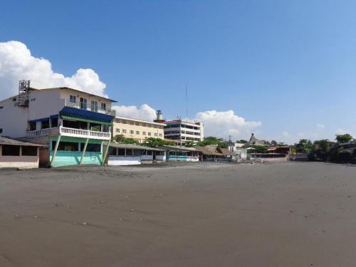 um grupo de edifícios numa praia junto ao oceano em Playa El Obispo A La Marea building La Libertad em La Libertad