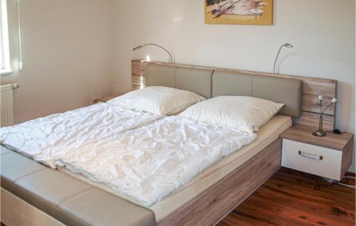 Säng eller sängar i ett rum på 4 Bedroom Beautiful Home In Woldegk