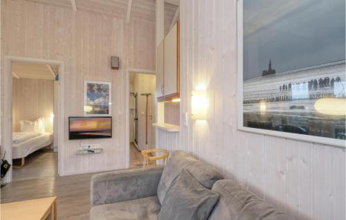 ein Wohnzimmer mit einem Sofa und einem TV in der Unterkunft Friedrichskoog-strandpark 12 in Friedrichskoog