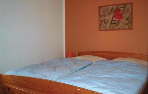 トラッセンハイデにある2 Bedroom Cozy Home In Trassenheideの壁に絵が描かれたベッドルームのベッド1台
