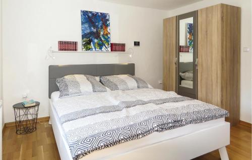 Cama blanca en habitación con espejo en 4 Bedroom Gorgeous Home In Monschau-hfen en Höfen