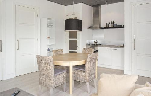 ベルゲン・アーン・ゼーにあるBerg En Zee 3のキッチン(木製テーブル、椅子付)